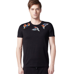 Camiseta Blanca de Manga Corta para Hombre con Bordado de Aves Coloridas, Cuello Redondo, Estilo Casual, Corte Regular, 100% Algodón Jersey - Product Image 4