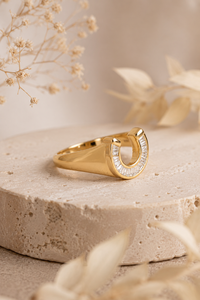 แหวนทองคำ 18K รูปเกือกม้า ประดับเพชร CZ แบบ Baguette สไตล์ Iced Out แหวนนำโชค งานสั่งทำ เครื่องประดับฮิปฮอป ขายส่ง - Product Image 4