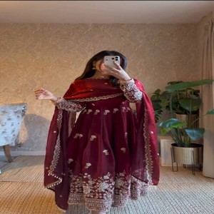VASTRA COTTAGE Élégante robe Anarkali en soie avec broderie de fils et de sequins, pantalon en coton à taille élastique, dupatta en soie Fendy, robe de créateur - Product Image 3