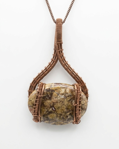 Collier en agate naturelle avec pendentif enroulé de fil de cuivre |   Collier artisanal bohème en pierres précieuses - Product Image 1