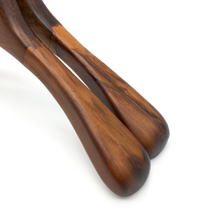 Percha de madera gruesa de alta calidad para ropa masculina con logotipo personalizado, diseño simple, adecuada para armarios y tiendas de ropa. - Product Image 3