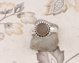 Anillo de Boda Casual/Deportivo de Plata de Ley 925 con Baño de Platino y Gema de Ágata Natural de Forma Ovalada, Diseñado y Tallado a Mano - Product Image 3