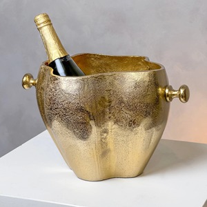 Seau à glace texturé en or cannelé pour champagne, avec un bord ondulé organique et des poignées classiques élégantes pour l'accueil des invités - Product Image 3