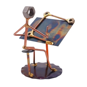 Figurine décorative artisanale en métal industriel, style designer, en pièces de ferraille et planche à dessin, pour accent de décoration sur étagère moderne - Product Image 4