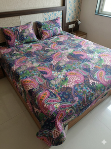Couvre-lit matelassé bohème moderne toutes saisons, imprimé floral et oiseaux, en patchwork fait main du Rajasthan, garni de coton, blanc et bleu, pour la maison - Product Image 5