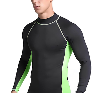 Chemise de compression à manches longues pour hommes, noire avec panneaux latéraux verts, à séchage rapide, pour la natation et les sports nautiques - Product Image 4