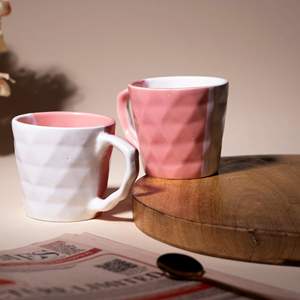 Juego de Café de Cerámica Moderno y Lujoso de Doble Tono con Forma de Diamante, 200 ml, Ecológico, Duradero, Portátil, Disponible en Rosa y Blanco, para Oficina y Hogar - Product Image 4