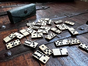 Jeu de dominos rectangulaires double six en os organique, artisanal et écologique, jeu de table familial traditionnel - Product Image 4