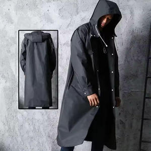 Impermeable unisex con capucha, cierre de botones, color negro sólido, poliéster, chaqueta para exteriores, corte regular con bolsillos. - Product Image 6