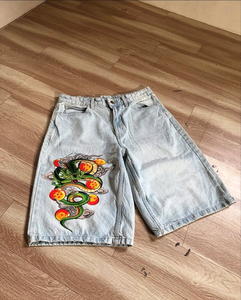 Pantalones cortos de mezclilla azul claro para hombre con diseño frontal de dragón y esferas del dragón bordados a mano, estilo casual, cintura media con botones. - Product Image 4