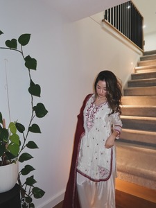 Salwar Kameez en soie blanche brodé avec dupatta rouge, robe de mariage traditionnelle indienne pakistanaise pour femmes, longueur au sol, boutique - Product Image 1