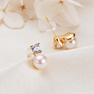 Pendientes de Plata S925 Estilo Reina, Edición Coreana, con Cuatro Garras Incrustadas, Pendientes de Diamante Individual, Pendientes de Perlas Femeninos a la Moda - Product Image 1