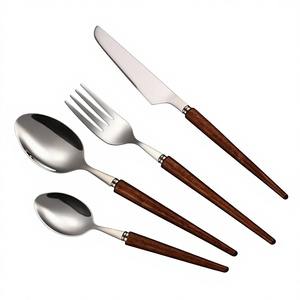 Ensemble de cuillères et fourchettes en acier inoxydable avec poignée en bois élégante, finition mate, couverts de qualité supérieure pour une mise en place de table moderne - Product Image 5