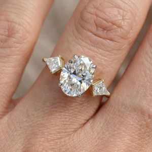 Bague à trois pierres en or massif 18 carats avec diamant ovale de 2,01 carats et diamant de laboratoire taille cerf-volant latérale, bijou raffiné pour mariage, fête et occasions spéciales, pour les amoureux - Product Image 4