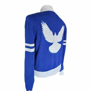Suéter de Punto Personalizado con Cuello en V Azul, Estilo Preppy, Unisex, con Logotipo de Letras Blancas y Rayas - Product Image 2