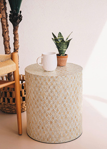 Colección Elegante: Taburete Cilíndrico Blanco con Diseño Floral, Adorno Decorativo de Capiz, Muebles y Accesorios para el Hogar - Product Image 4