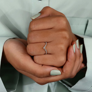 Anillo de Boda Curvo de Moissanita con Corte Ovalado, Diseño de Corona y Chevron, con Engaste de Puntas, Anillo Nupcial Apilable de Oro, Unisex - Product Image 5