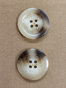 Vente en gros directe d'usine, boutons imitation antique faits à la main, durables, en corne de buffle de haute qualité, 18 mm, 4 trous, pour manteaux pour femmes et hommes - Product Image 4