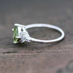 Anillo de Plata de Ley 925 Art Deco con Peridoto Natural, Piedra de Nacimiento de Agosto, Joyería Elegante y Atemporal con Piedras Preciosas, Regalo - Product Image 6