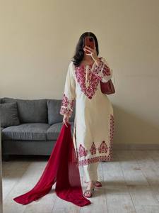 Conjunto de Kurta de Seda Romana al por Mayor con Pantalones Bordados y Dupatta de Georgette con Borde de Encaje, Ropa Tradicional India - Product Image 1