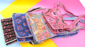 Bolso bandolera acolchado hecho a mano, bolso cruzado floral rosa, bolso de hombro de algodón, bolso de viaje estilo boho, bolso con estampado indio. - Product Image 5