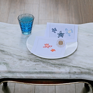 Serviette de cocktail artistique florale Pop Art avec broderie délicate, rehaussant les goûters et la décoration intérieure. - Product Image 1