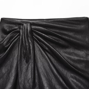 Jupe mini trapèze en cuir taille haute pour femme, froncée devant, couleur unie brillante, design minimaliste, toutes saisons - Product Image 4