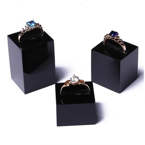 Khối Logo khối <span class=keywords><strong>Acrylic</strong></span> sang trọng: một màn hình hiển thị bằng kính rõ ràng để trưng bày đồ trang sức, hoàn hảo cho nhẫn và quảng bá thương hiệu - Product Image 4