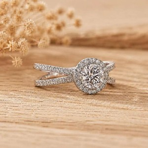 Magnifique bague solitaire en or massif 10K, 14K, 18K avec halo à double sangle et diamant rond de laboratoire certifié IGI, couleur DEF, clarté VS VVS - Product Image 5