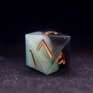 Ensemble de dés polyédriques en résine de qualité supérieure, fabriqués à la main, écologiques, durables, dés de jeu lisses et équilibrés pour les jeux de rôle sur table - Product Image 1