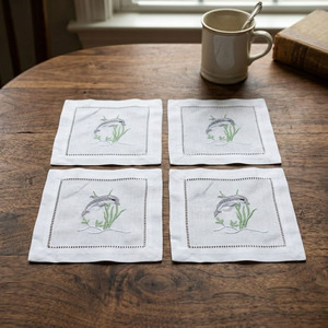 Serviette de cocktail carrée personnalisée en coton brodé main motif baleine mignonne 6x6 po réutilisable pour la maison, le bar, les événements et les voyages en avion - Product Image 2