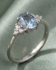 Bague de fiançailles ovale en moissanite bleue taillée de 1,00 carat avec grappe de saphirs bleus, en or blanc 14K plaqué rhodium, luxe pour anniversaire - Product Image 3