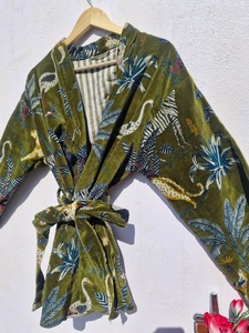 Batas cortas tipo kimono de terciopelo con estampado de selva verde, hechas a mano, de terciopelo de algodón, para el desayuno o el té - Product Image 3