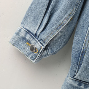 Veste en jean tendance pour femme, couleur gris, poche poitrine, col rabattu, fermeture boutonnée à pression, veste en denim pour femme - Product Image 5