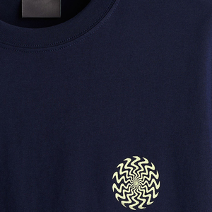 Camiseta Urbana Ecológica de Punto Blanco con un Diseño Distintivo Inspirado en la Naturaleza, 100% Algodón - Product Image 4