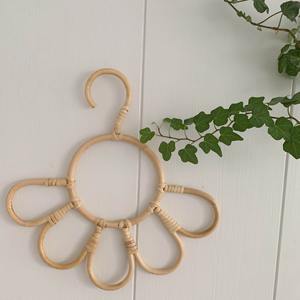Cintres modernes en rotin en forme de fleur pour enfants cintre naturel pour vêtements de tout-petits avec logo personnalisé - Product Image 3