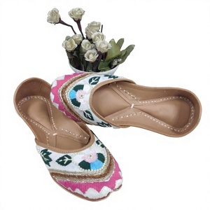 Chaussures pour femmes en cuir véritable de style indien traditionnel, avec broderie de perles blanches, design élégant, tendance de la mode, rouge - Product Image 5