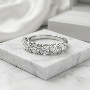 Anillo de media eternidad con diamante redondo brillante de 1.60 CT en engaste de púas compartidas, elegante acabado en oro. - Product Image 1
