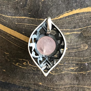 Colgante y Amuleto Minimalista de Plata de Ley 925 Hecho a Mano con Diseño de Hoja y Cristal de Cuarzo Rosa para Uso Diario - Product Image 3