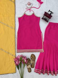 Conjunto Indio-Pakistaní Rosa con Bordado, Túnica sin Mangas, Falda Plisada y Chal, para Bodas y Festivales - Product Image 6