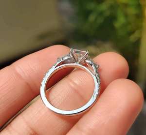Bague de fiançailles élégante en diamant taille princesse certifiée IGI, collection de bijoux fins de luxe pour mariage et anniversaire - Product Image 2