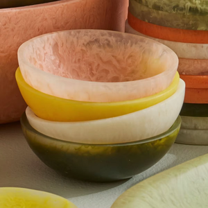 Bol à fruits en résine écologique fait main, finition artistique brillante, design élégant et poli pour la décoration intérieure de la maison, de la table et de la cuisine - Product Image 1