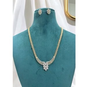 Ensemble collier et boucles d'oreilles élégants en laiton plaqué or de qualité supérieure avec zircon pour mariage, bijoux pour femmes - Product Image 1