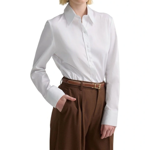 Chemise formelle blanche classique pour femme, manches longues, boutonnée, coupe ajustée, col rabattu, élégante, pour le bureau. - Product Image 3