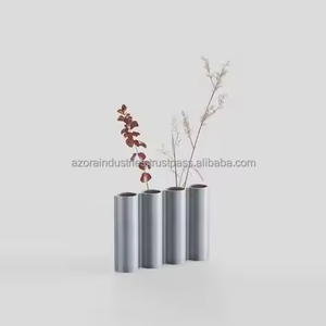 Vase à fleurs en métal avec ton naturel et construction artistique adapté pour contenir des fleurs de tige et des branches par Azora industries - Product Image 5
