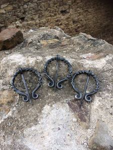Croix de troll médiévale forgée à la main, pendentif en fer authentique fait main, inspiré du patrimoine viking ancien, symbole nordique protecteur - Product Image 3