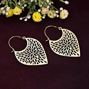 Antique Creations - Pendientes de Aro de Latón Chapado en Oro con Diseño Floral Recortado, Forma Irregular, Joyería Moderna Pulida - Product Image 1