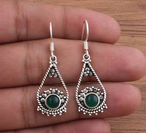 ต่างหูหยดน้ำหยกเขียวธรรมชาติขายส่ง เงินแท้ 925 ดีไซน์หรูหราสำหรับงานปาร์ตี้ ผู้ผลิตอัญมณี รับทำเครื่องประดับตามสั่ง - Product Image 1