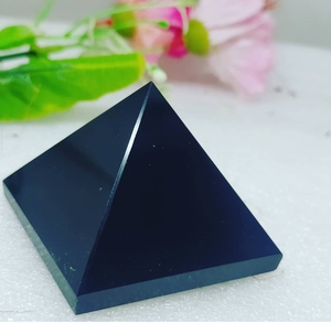 Pyramide de tourmaline noire de qualité supérieure, pierre naturelle pour la protection, la guérison, la méditation et l'énergie. Disponible à prix avantageux. - Product Image 2