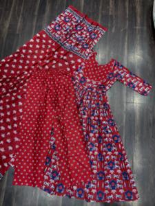 Costume Anarkali prêt-à-porter en coton rouge avec des motifs floraux imprimés - Product Image 3
